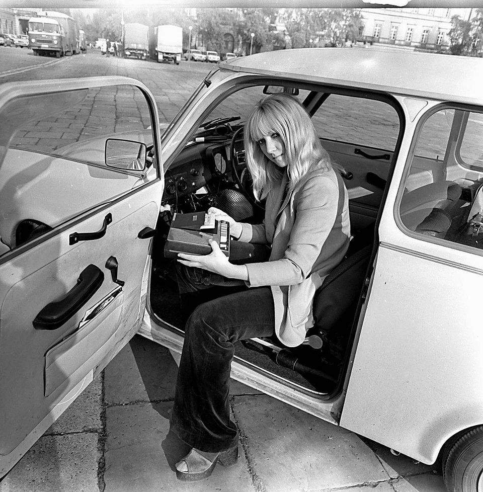 Maryla Rodowicz, samochód Trabant i magnetofon MK-125 zdjęcie
